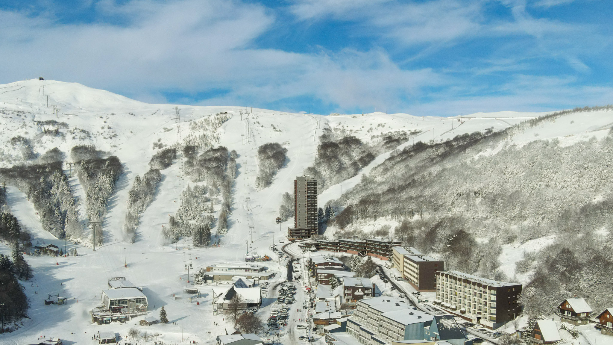 Super Besse - Snowy Town Center, a Magical Winter Picture