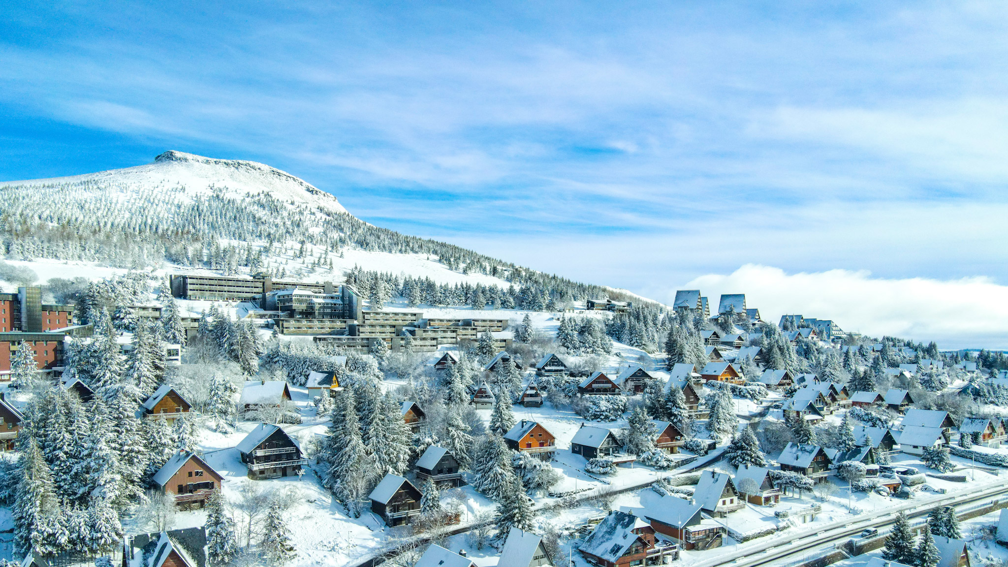 Super Besse - Snowy Chalet Village, Winter Wonderland