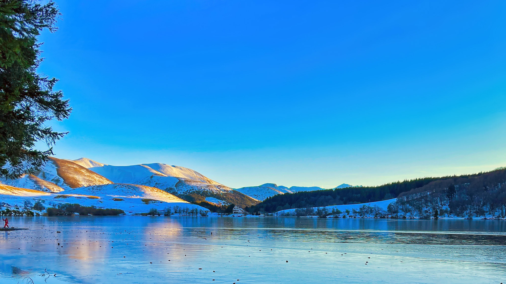 Lake Guéry: Splendid Panorama