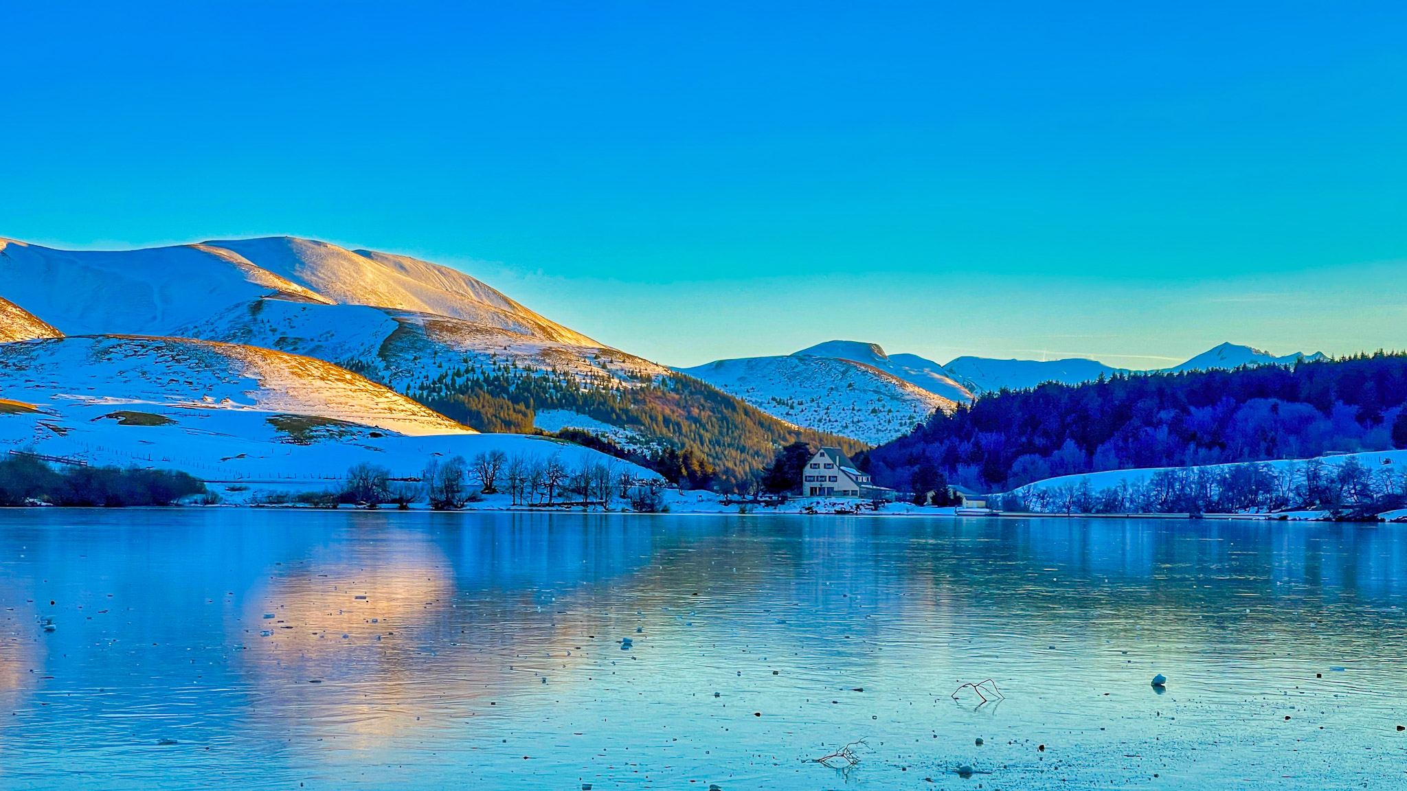 Lake Guéry: Panoramic Views of the Adventif and Sancy Massifs