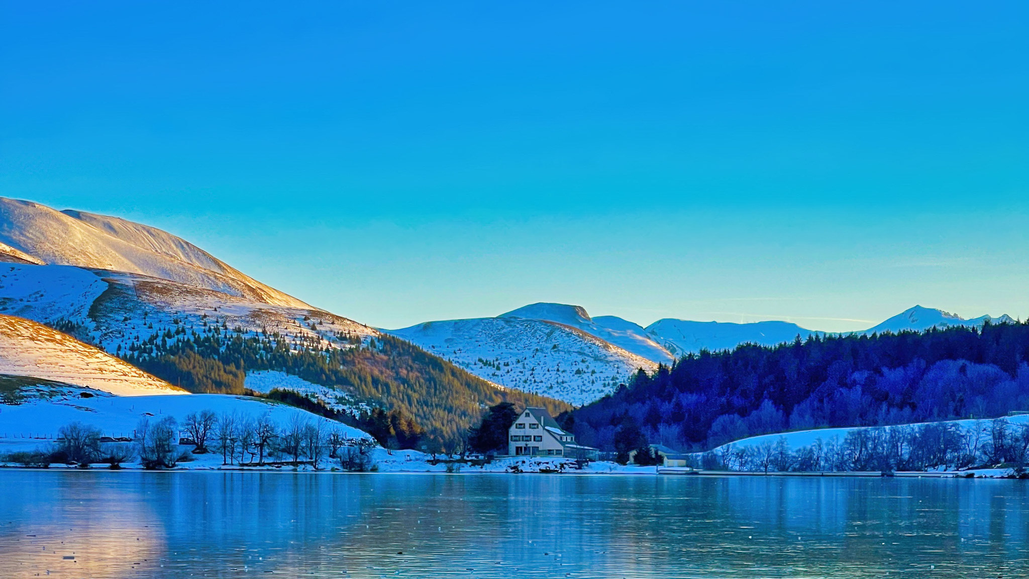 Lake Guéry: Unique Panorama of the Sancy Massif, Puy de Sancy and Roc de Cuzeau