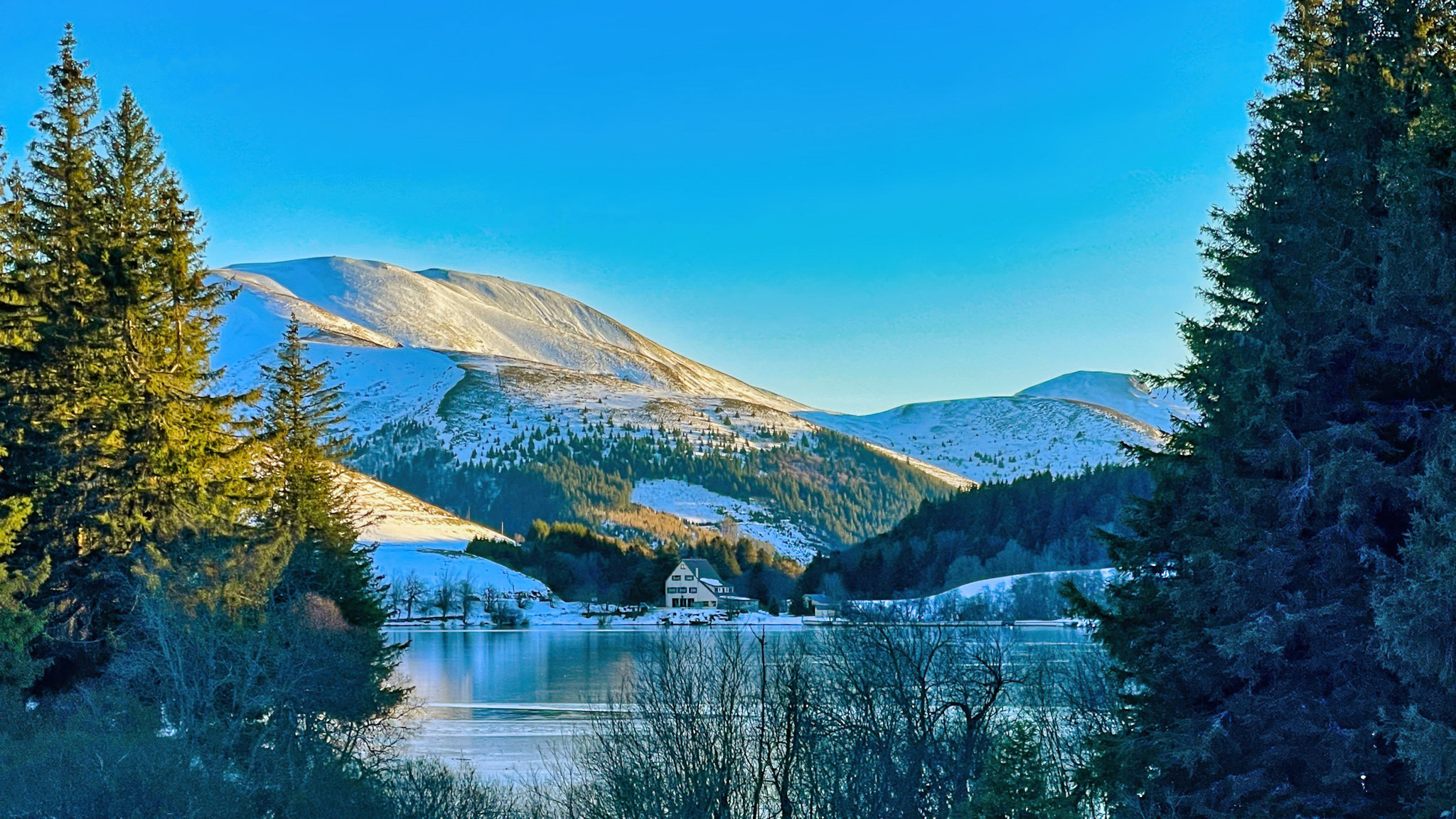 Mont Dore: Panoramic view of Lake Guéry