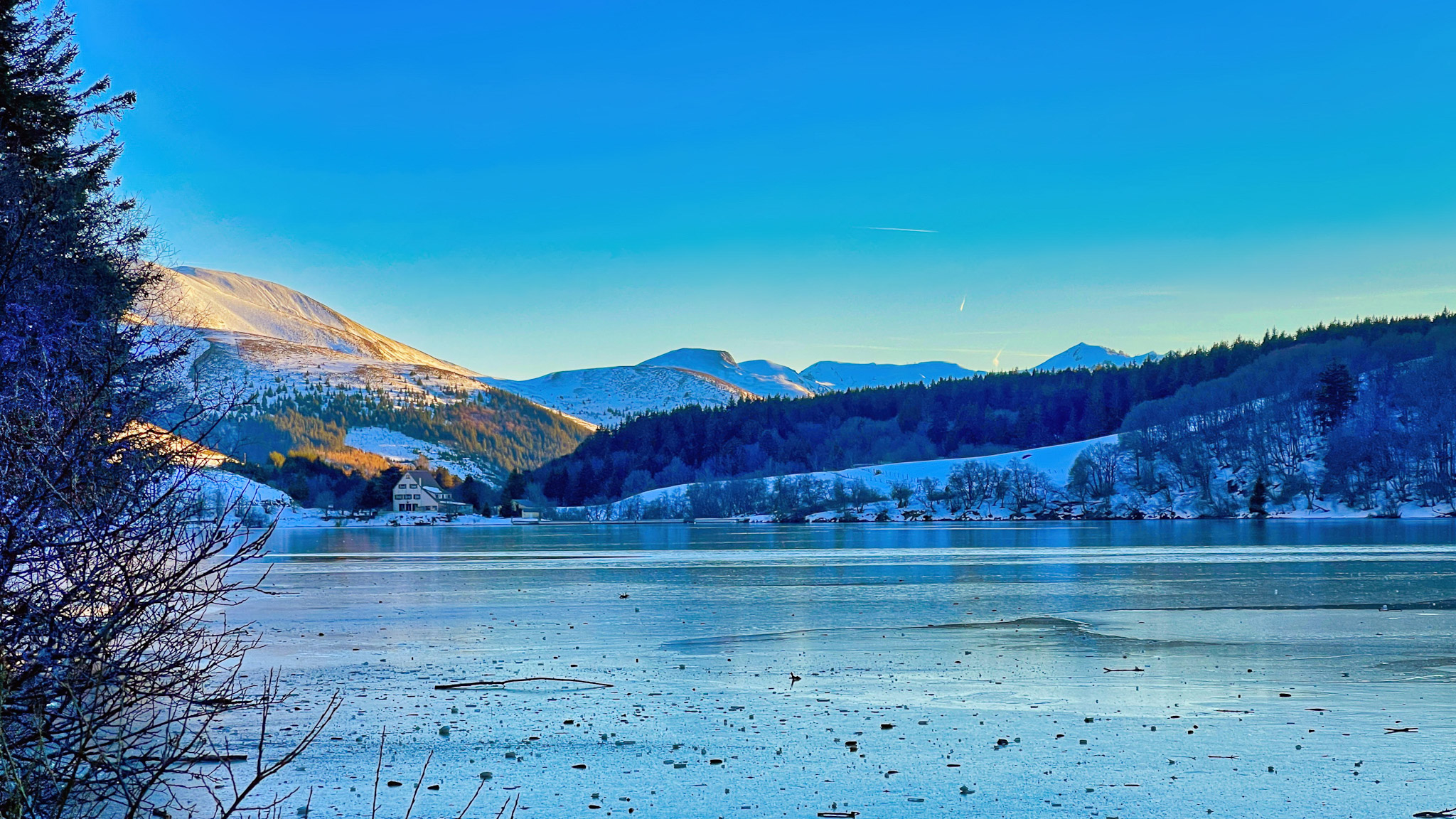 Lake Guéry: Highest Lake in Auvergne, Splendor and Tranquility