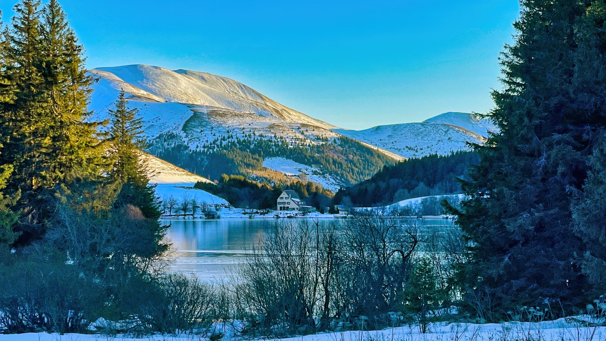 Lake Guéry: Puy de la Tâche, Guéry Inn, An Idyllic Picture