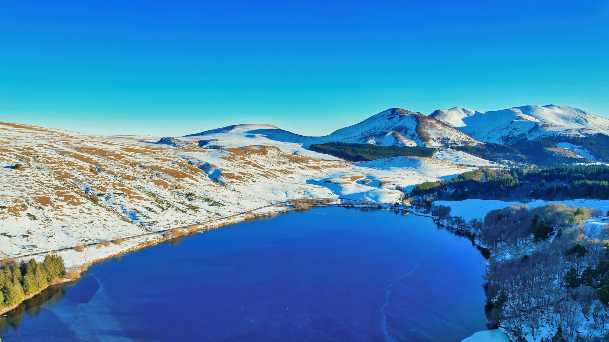 Snow-covered Lake Guéry: Magical Panorama