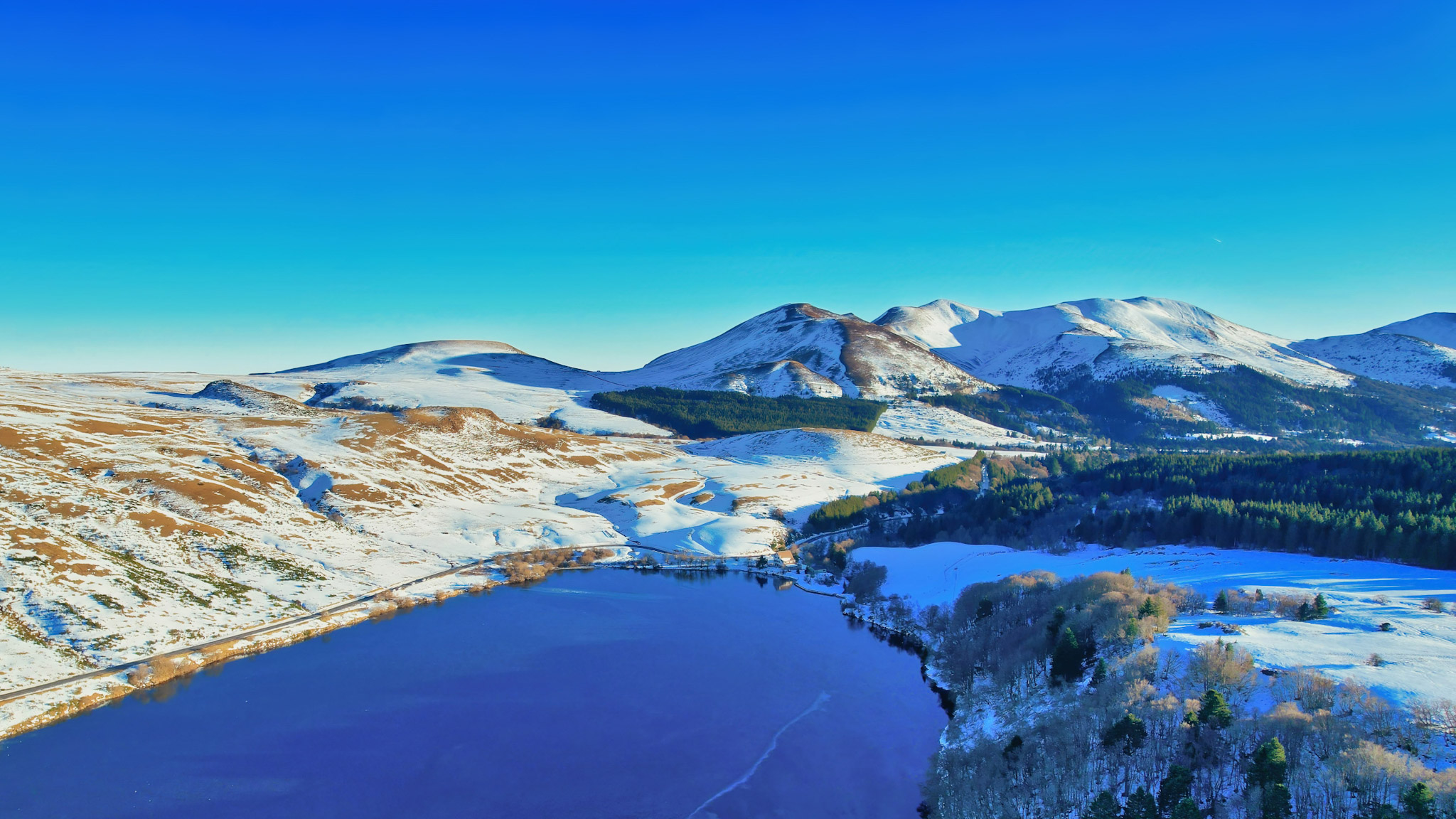 Aerial View of Lake Guéry and Puy de la Tâche: Unique Perspective