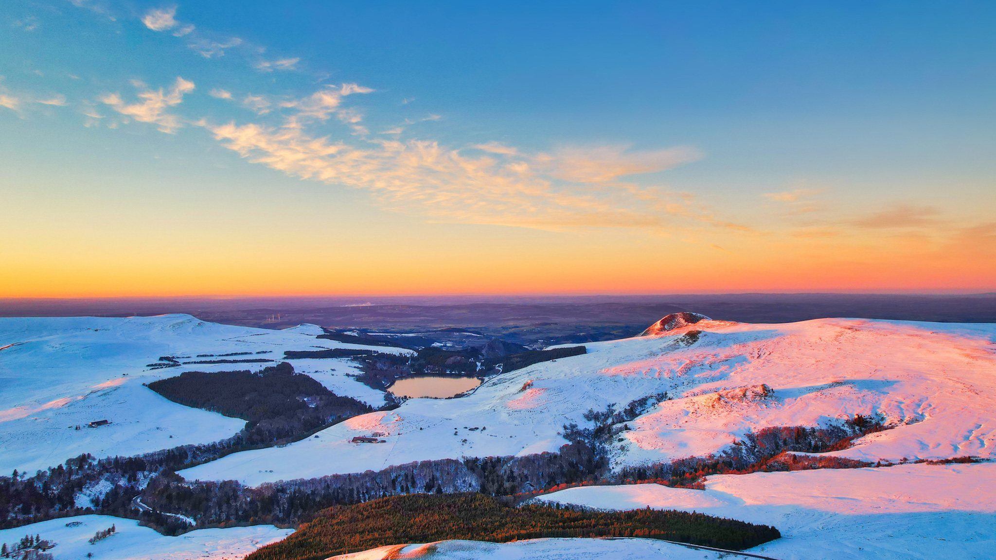 Puy de la Tâche: Magical Sunset - Lac de Guéry & Plateau de l'Aiguiller