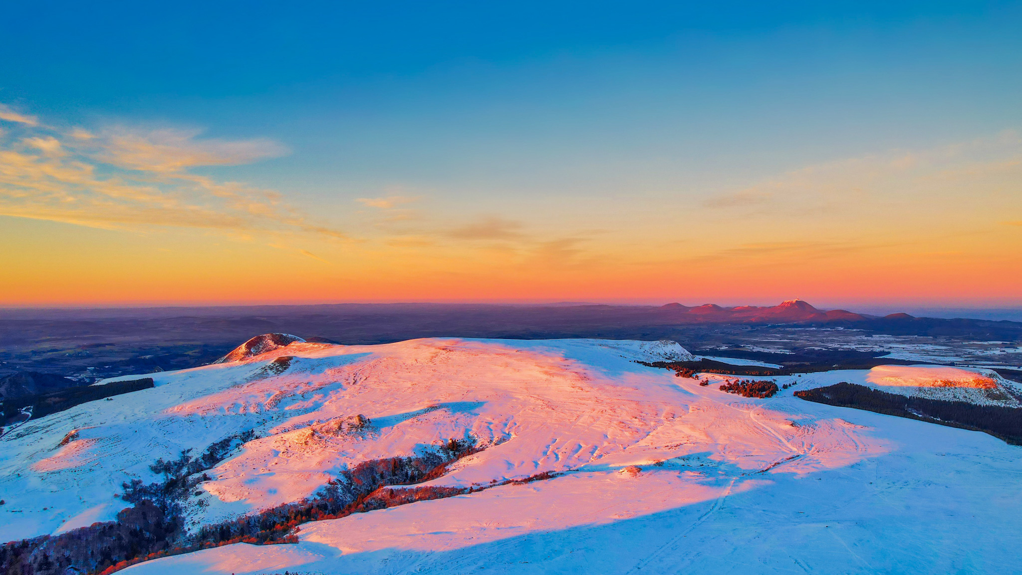 Puy de la Tâche: Panoramic Sunset - Puy de l'Aiguiller & Chaîne des Puys