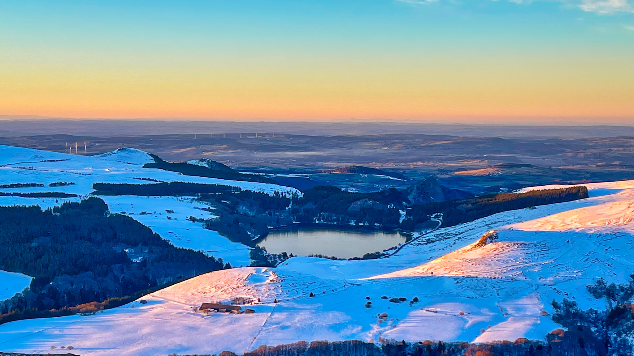 Puy de la Tâche: Magical sunset - Lac de Guéry