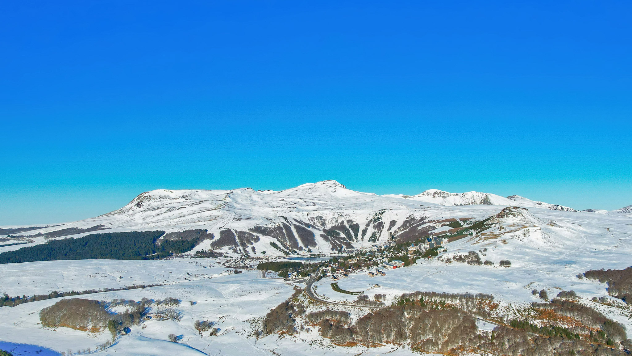 Super Besse et le Massif du Sancy : un paradis pour les amateurs de nature et de sports d'hiver.