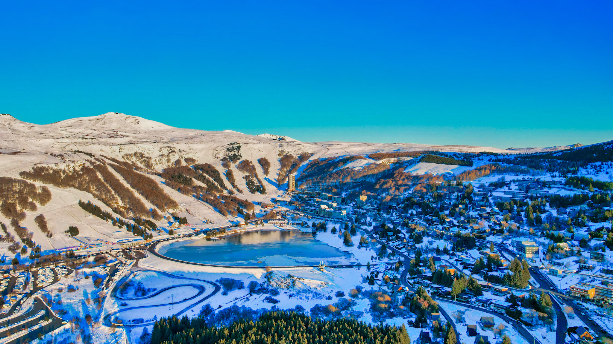 Super Besse, the unmissable ski resort of Puy-de-Dôme: snow-covered slopes for all levels.