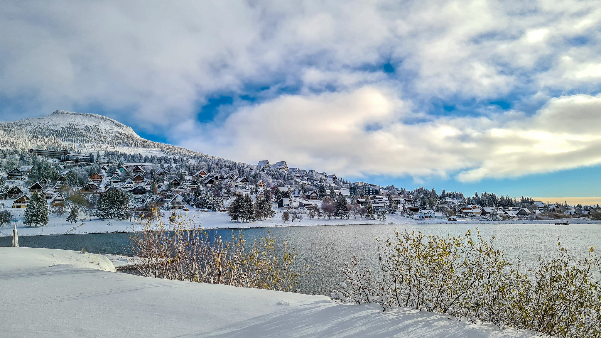 Super Besse: a picturesque chalet village on the edge of the peaceful Lac des Hermines.