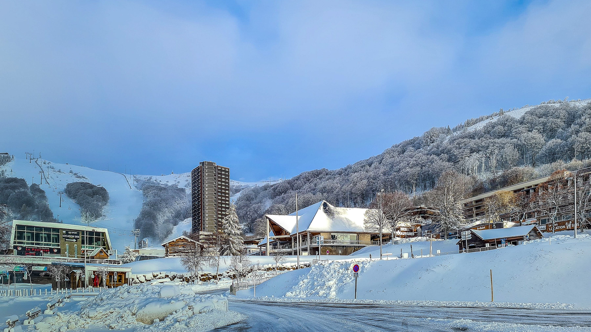 Super Besse: discover the charm of the city center, with its shops, restaurants and entertainment.