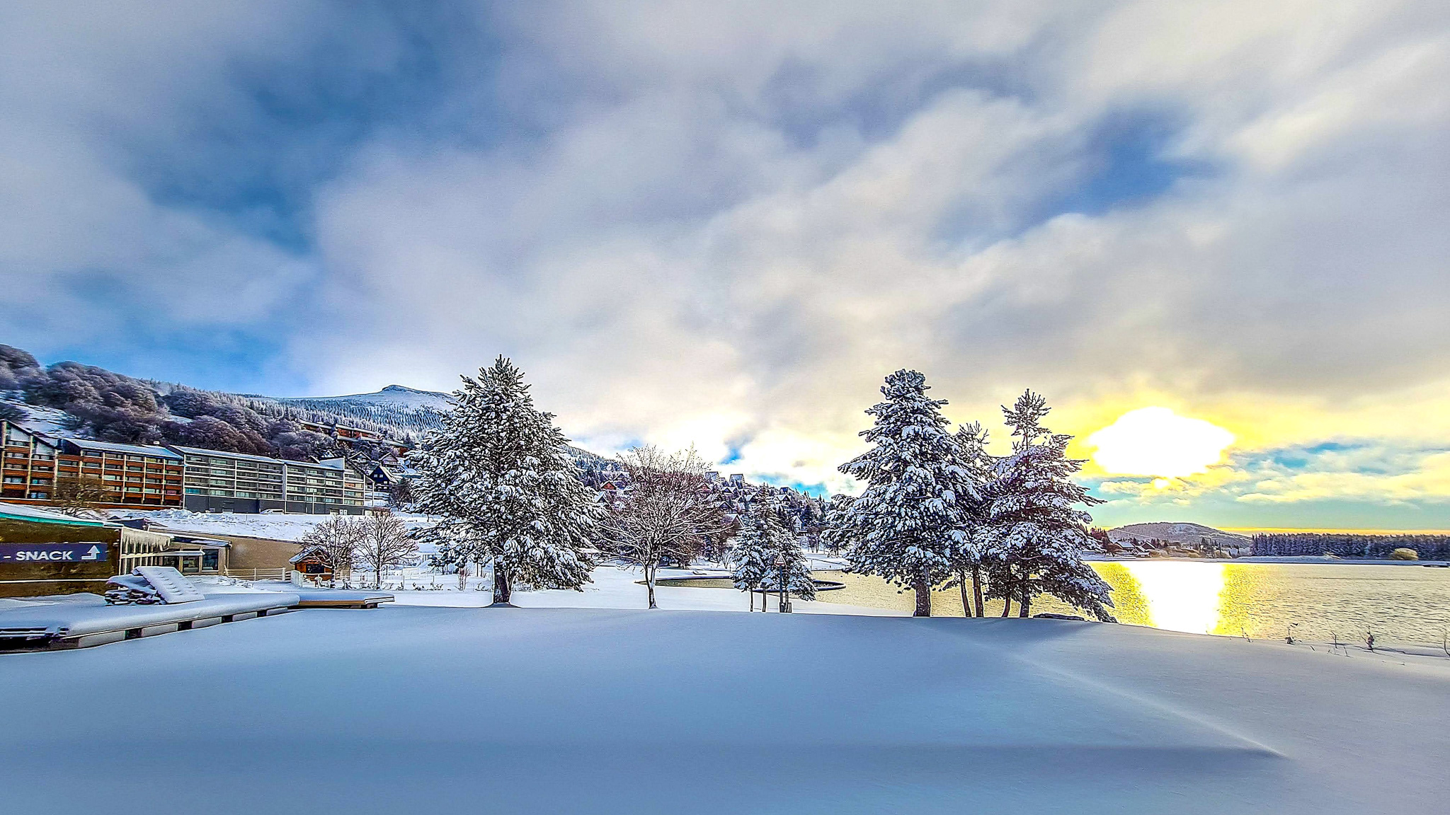 Super Besse - Magical sunrise at Lac des Hermines