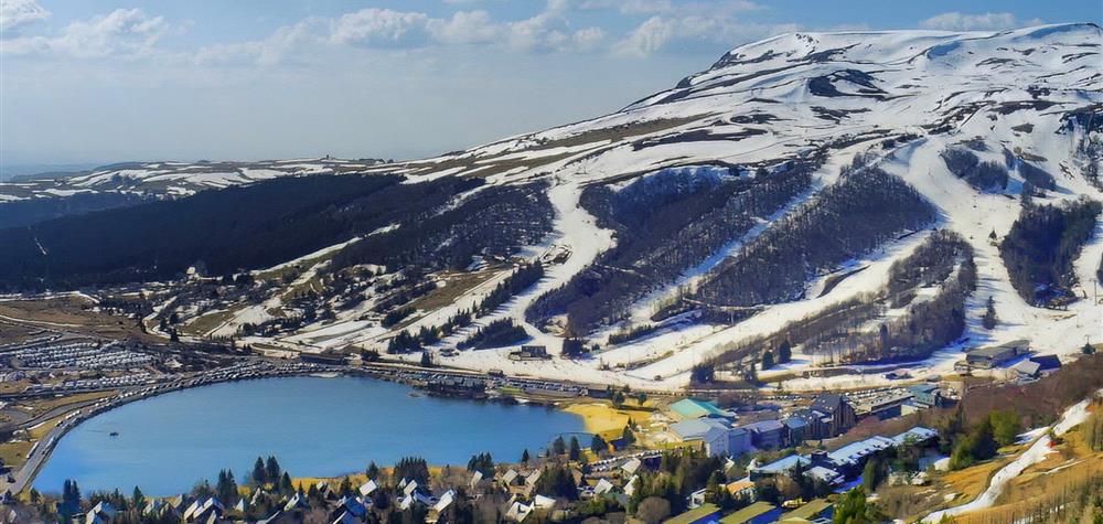 Super Besse: At the summit of Puy de Chambourguet, a grandiose panorama awaits you.