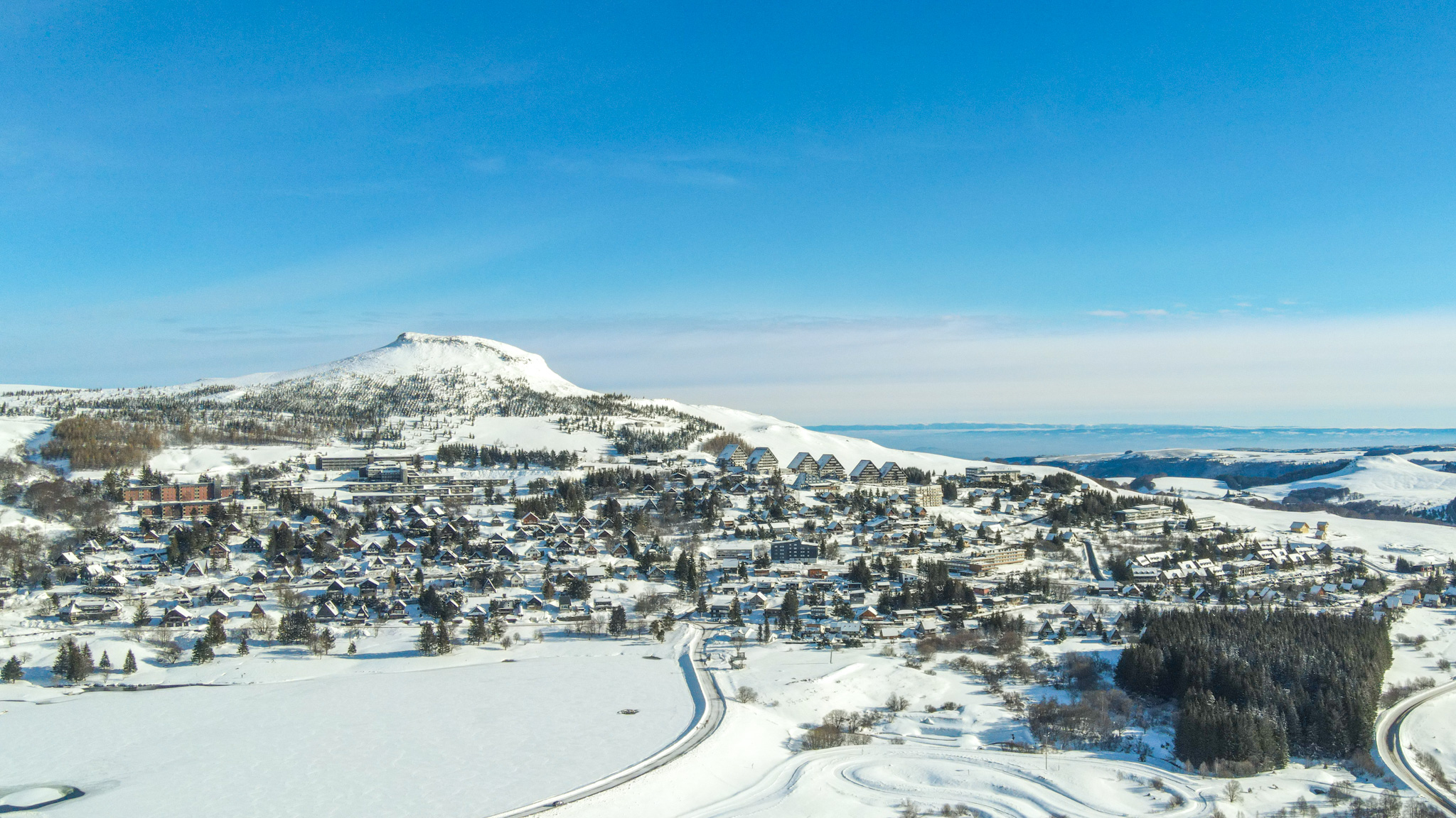 Super Besse: The Puy de Chambourguet overlooks the winter sports resort, a grandiose landscape.