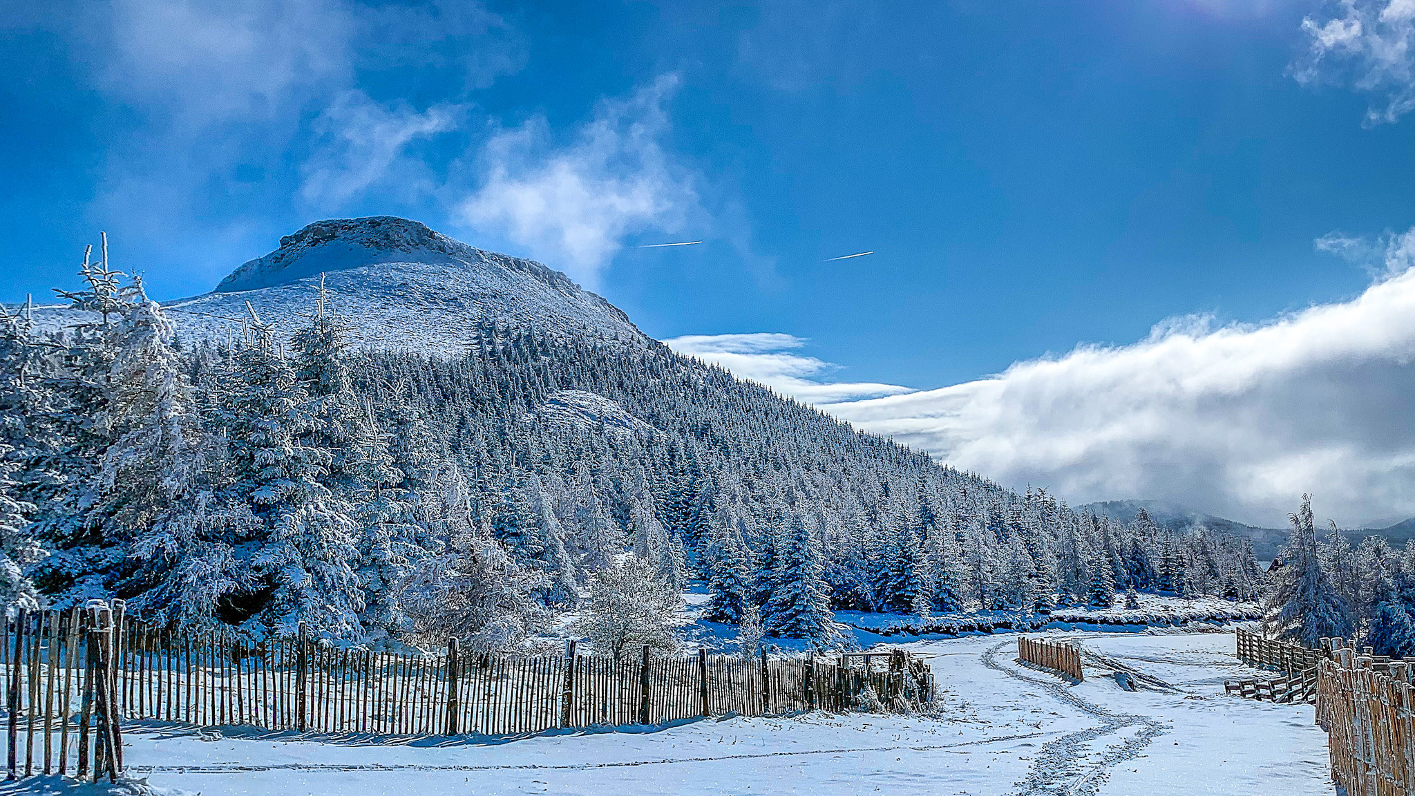 Super Besse: From the Bois Joli slope, admire the Puy de Chambourguet, a grandiose spectacle.