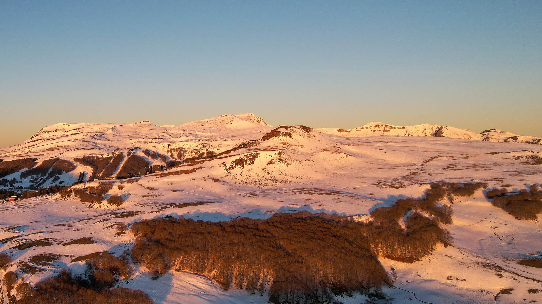 Super Besse: From Lake Pavin, contemplate the Puy de Chambourguet, an enchanting landscape.