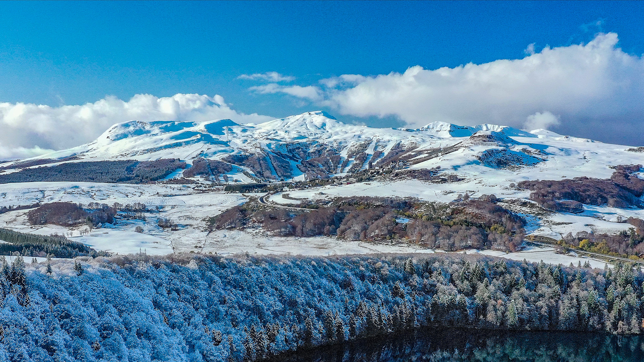 Super Besse: From Lake Pavin, a unique panorama of the Puy du Chambourguet awaits you.