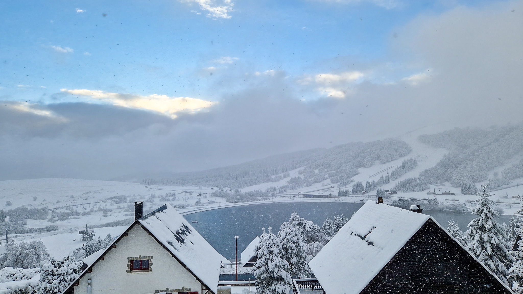 After the snowfall, discover Chalet Ma Cambuse in Super Besse.