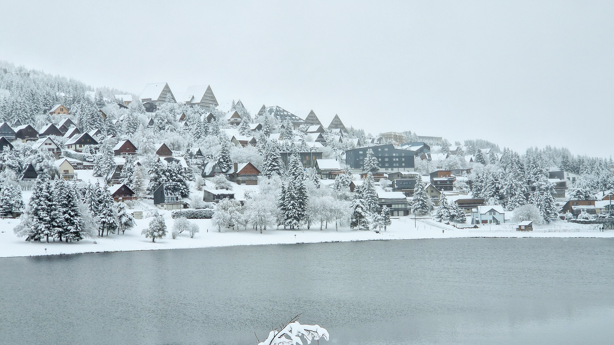 Super Besse - Magic of the Snowy Chalet Village