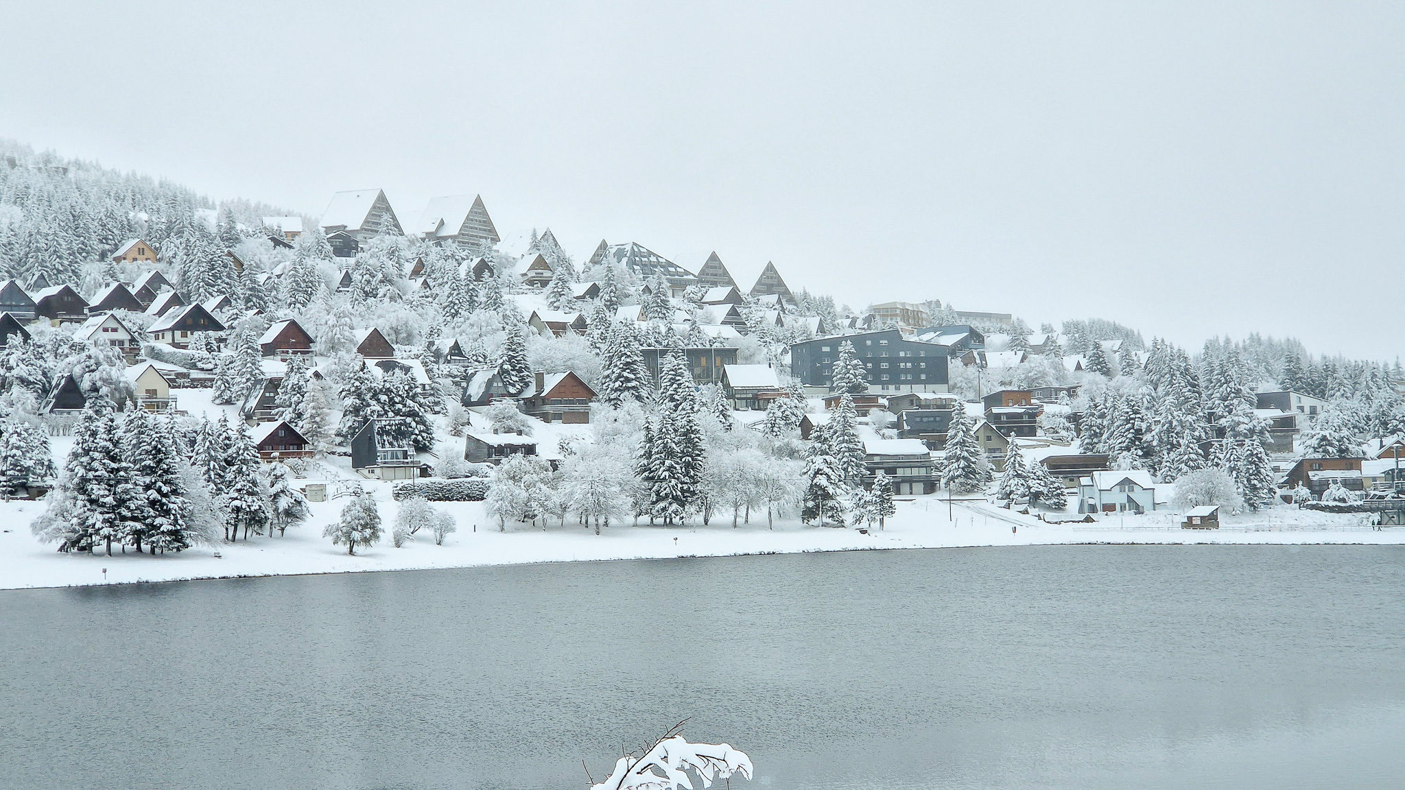 Super Besse: Snowy Chalet Village - A Magical Landscape