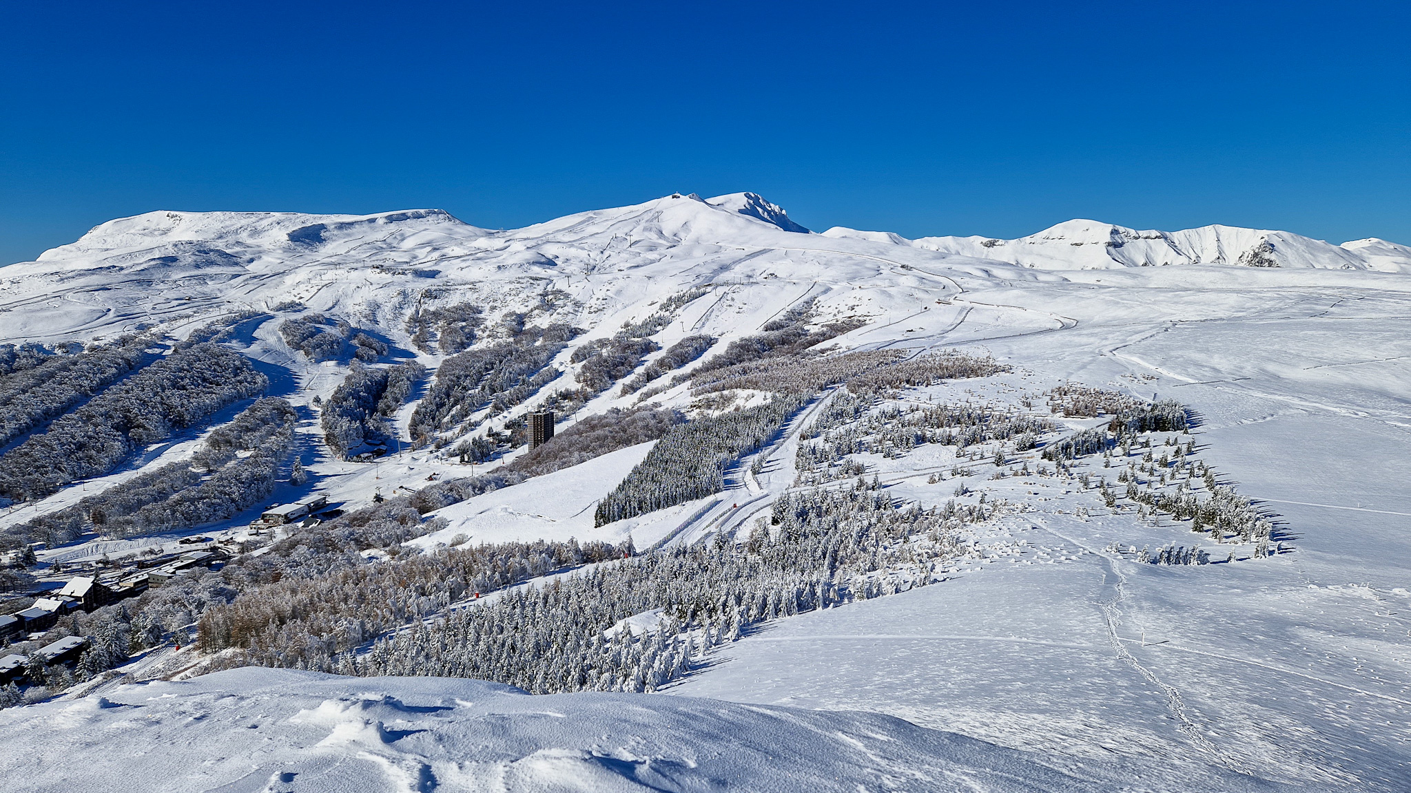 Puy de Chambourguet: Super Besse Ski Area - Snowy Slopes and Thrills