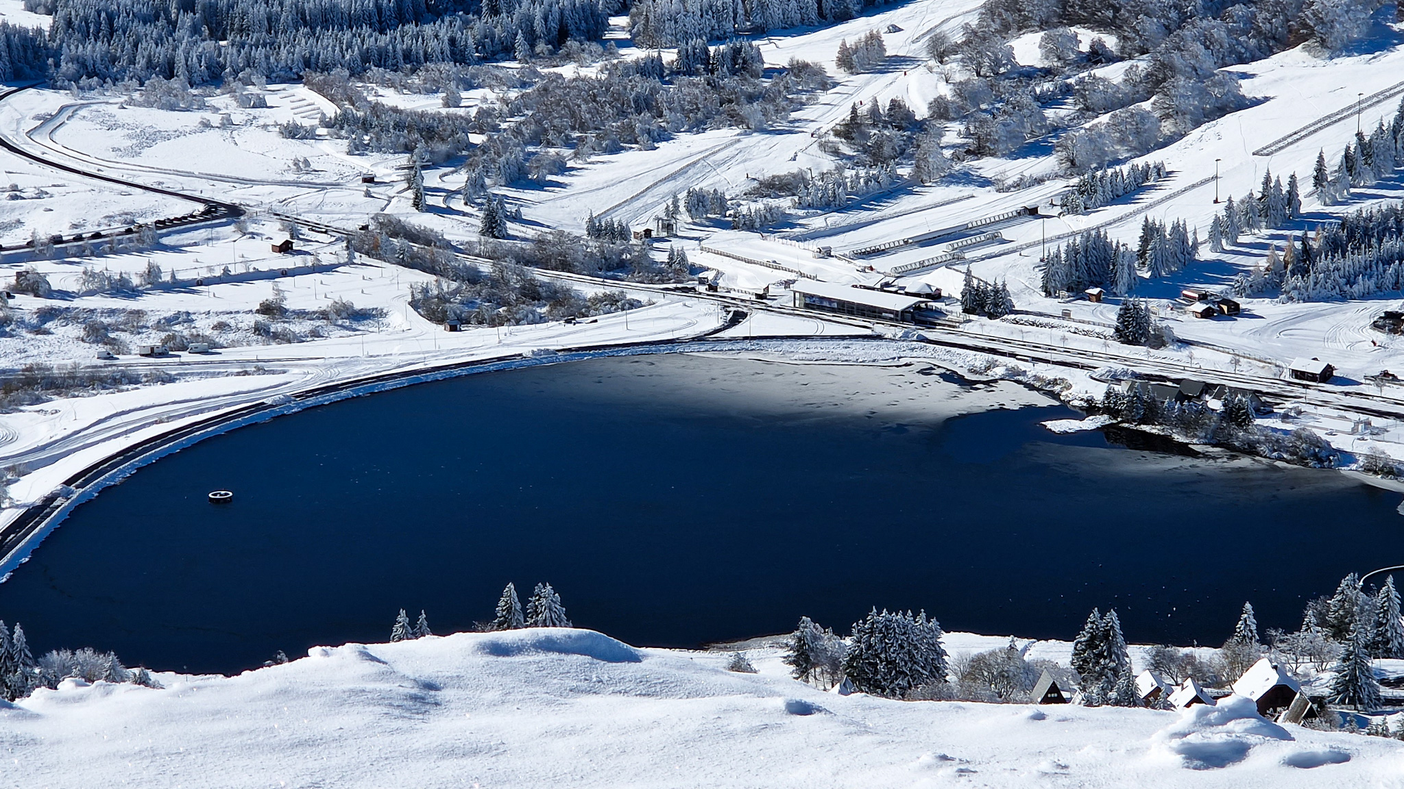 Puy de Chambourguet: Spectacular view of the Lac des Hermines