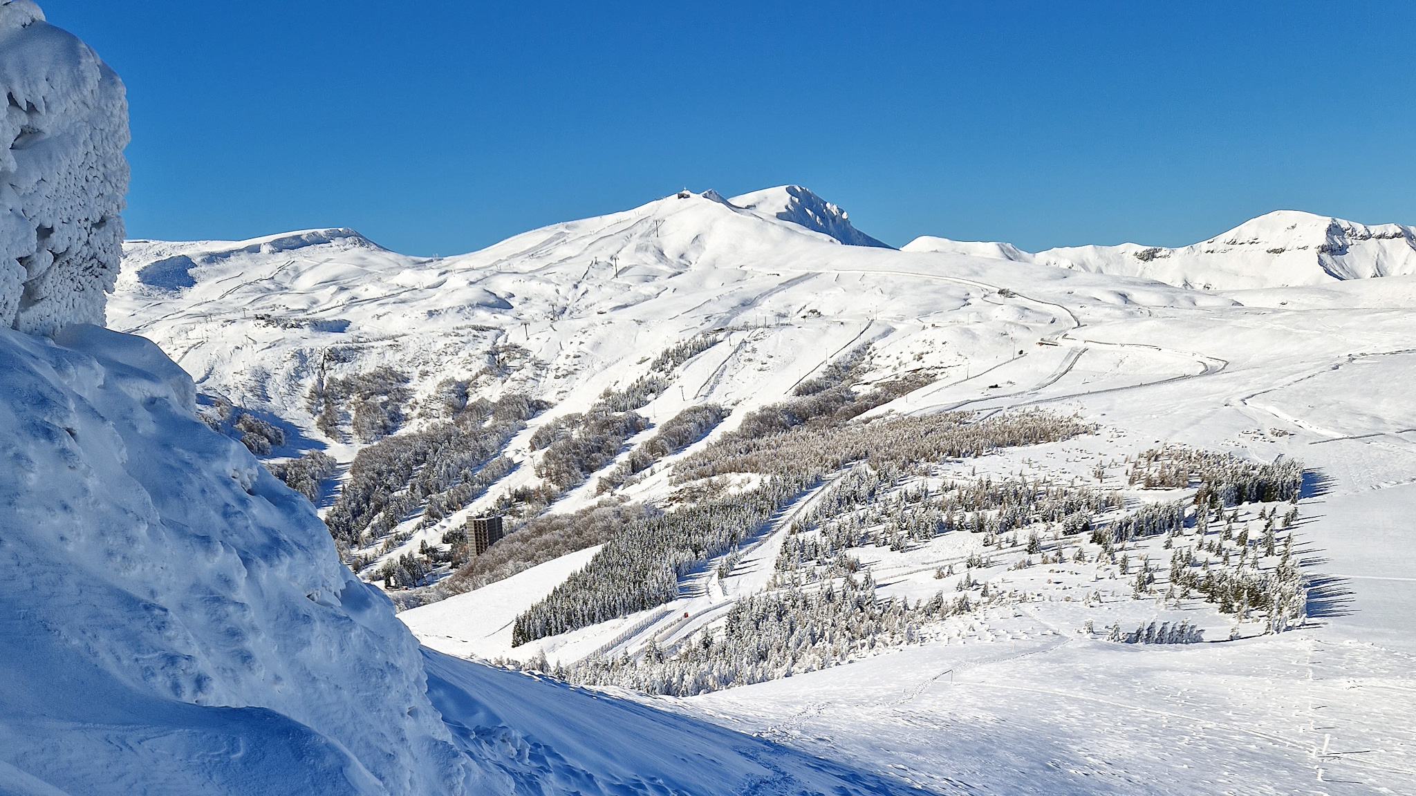 Puy de Chambourguet: Exceptional view of the Puy de la Perdrix and the Puy Ferrand