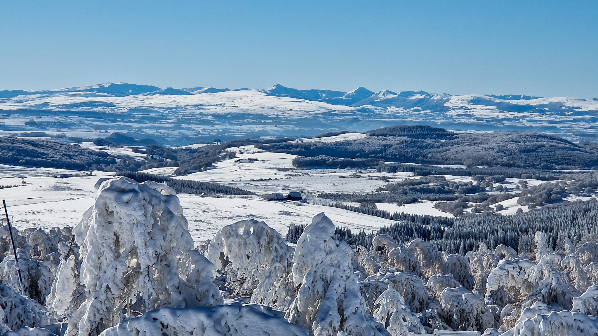 Super Besse: Impressive panorama of the Cantal Mountains, Puy Mary and Plomb du Cantal