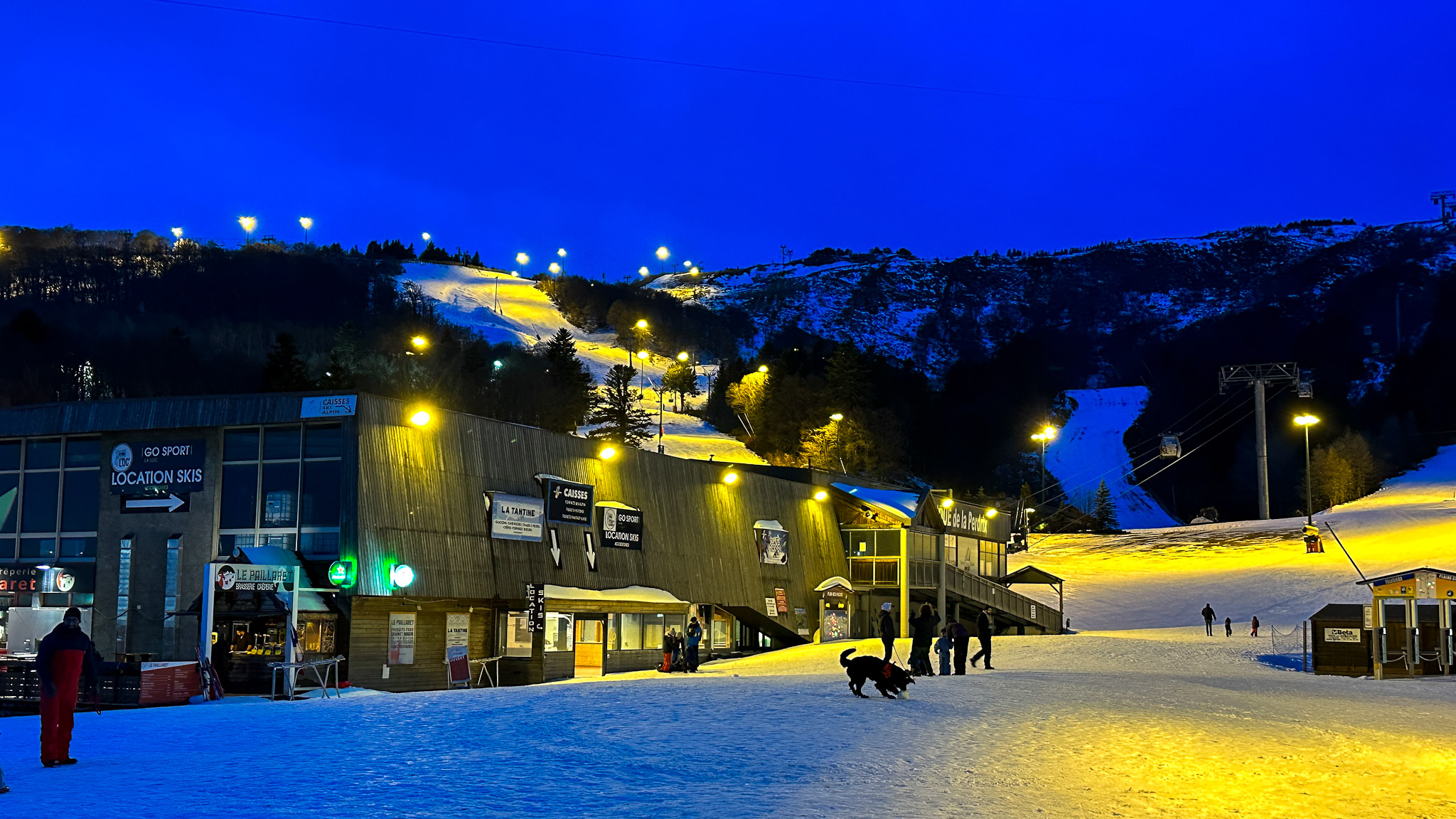 Super Besse: Night Skiing - Thrills on the Slopes