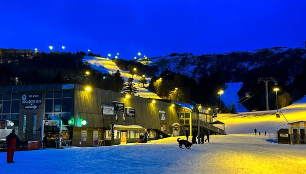 Super Besse: Night Skiing - Thrills on the Slopes