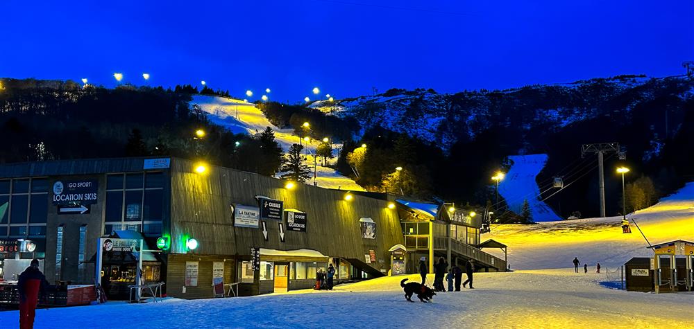 Super Besse: Night Skiing - Thrills on the Slopes