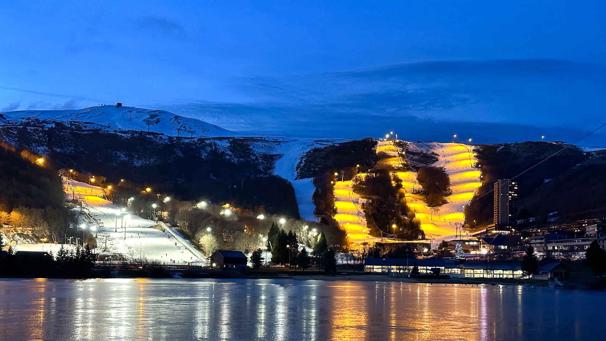 Super Besse: Night Slopes - Skiing under the Stars