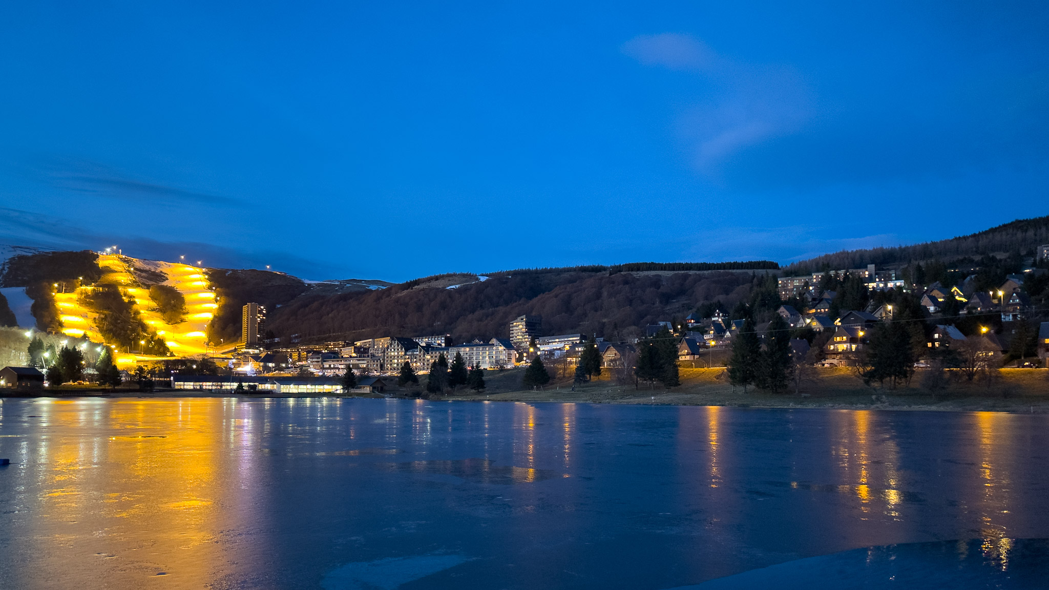 Super Besse: Panorama of the Hermines Lake