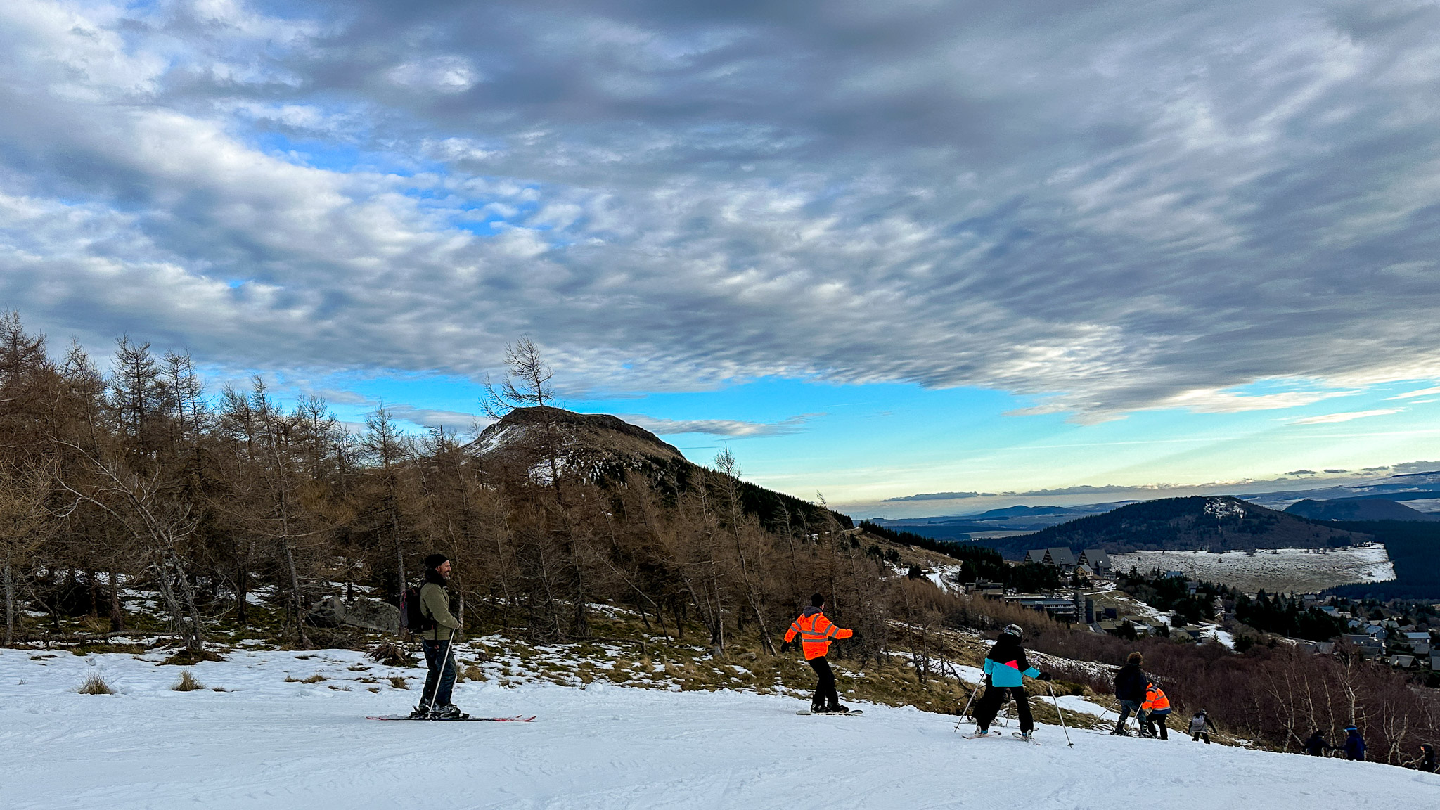 Super Besse: Alpine Skiing at the Foot of the Puy du Chambourguet - Descent and Exceptional View