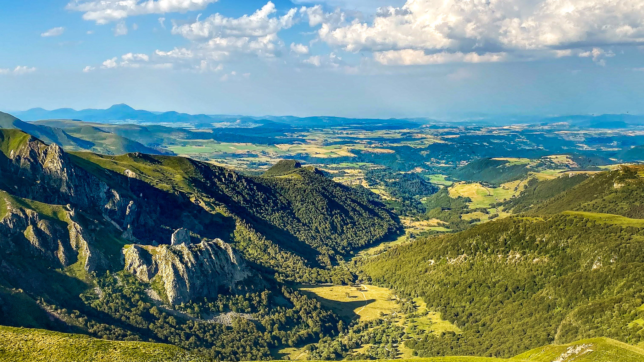 Super Besse - Splendid view of the Chaudefour Valley and the Puy des Crebasses