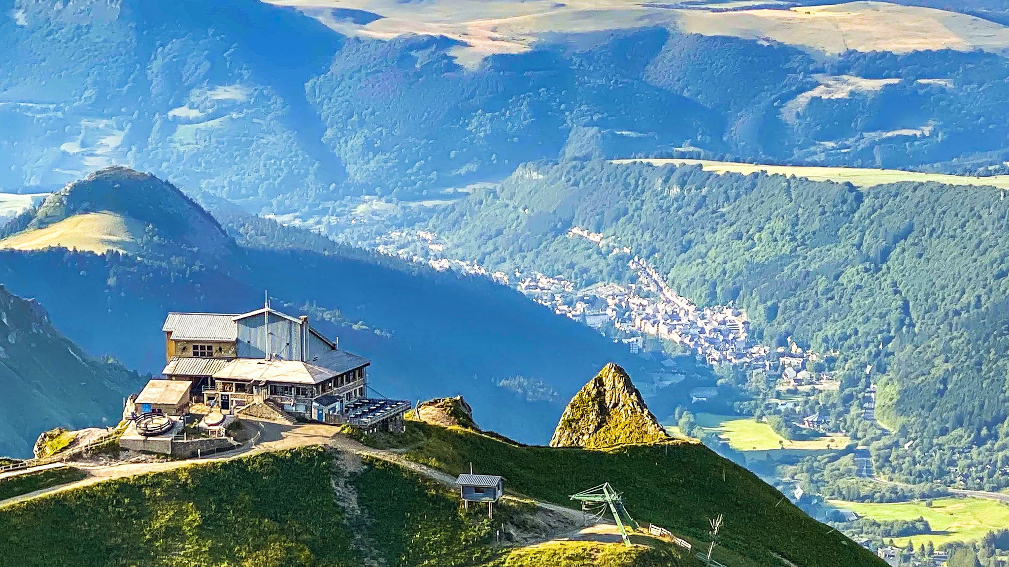 Super Besse - Summit of the Cable Car: Breathtaking view of Super Besse