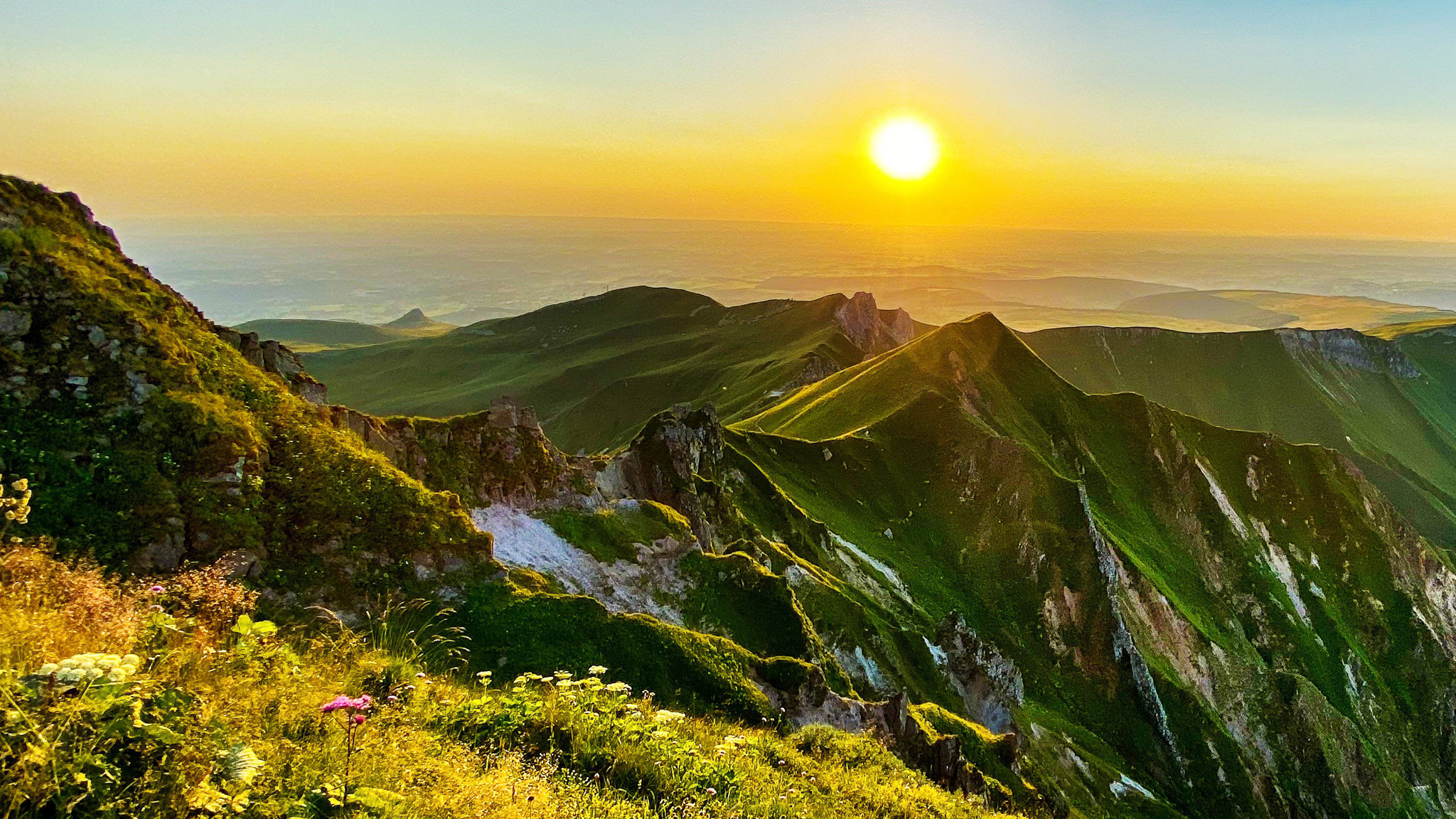 Super Besse - Puy de Sancy Summit: Epic Sunset over Puy Redon and the Tour Carrée