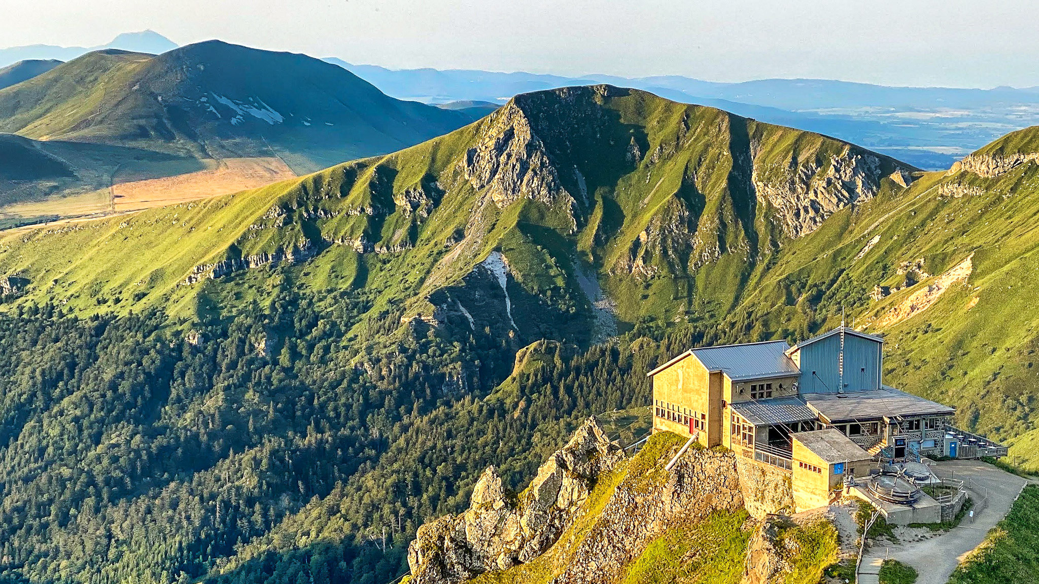 Super Besse - Exceptional Panorama: Cable car arrival station, Roc de Cuzeau and Puy de l'Angle