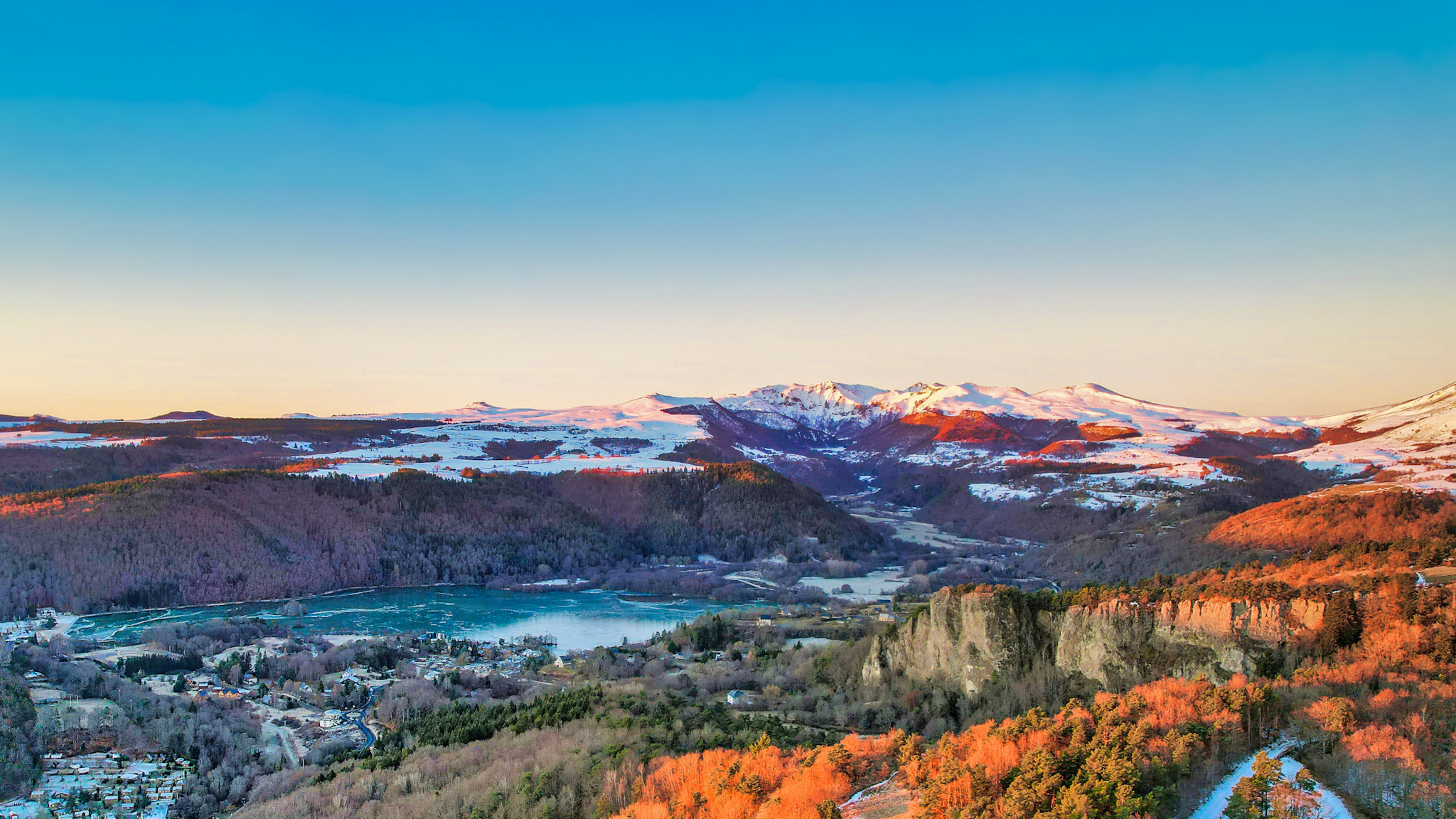 Sancy Massif: Lake Chambon, Dent du Marais and Snowy Landscape