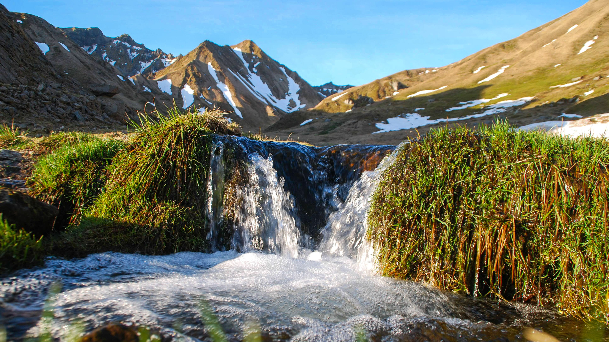 Val de Courre: Melting snow in the Sancy Massif