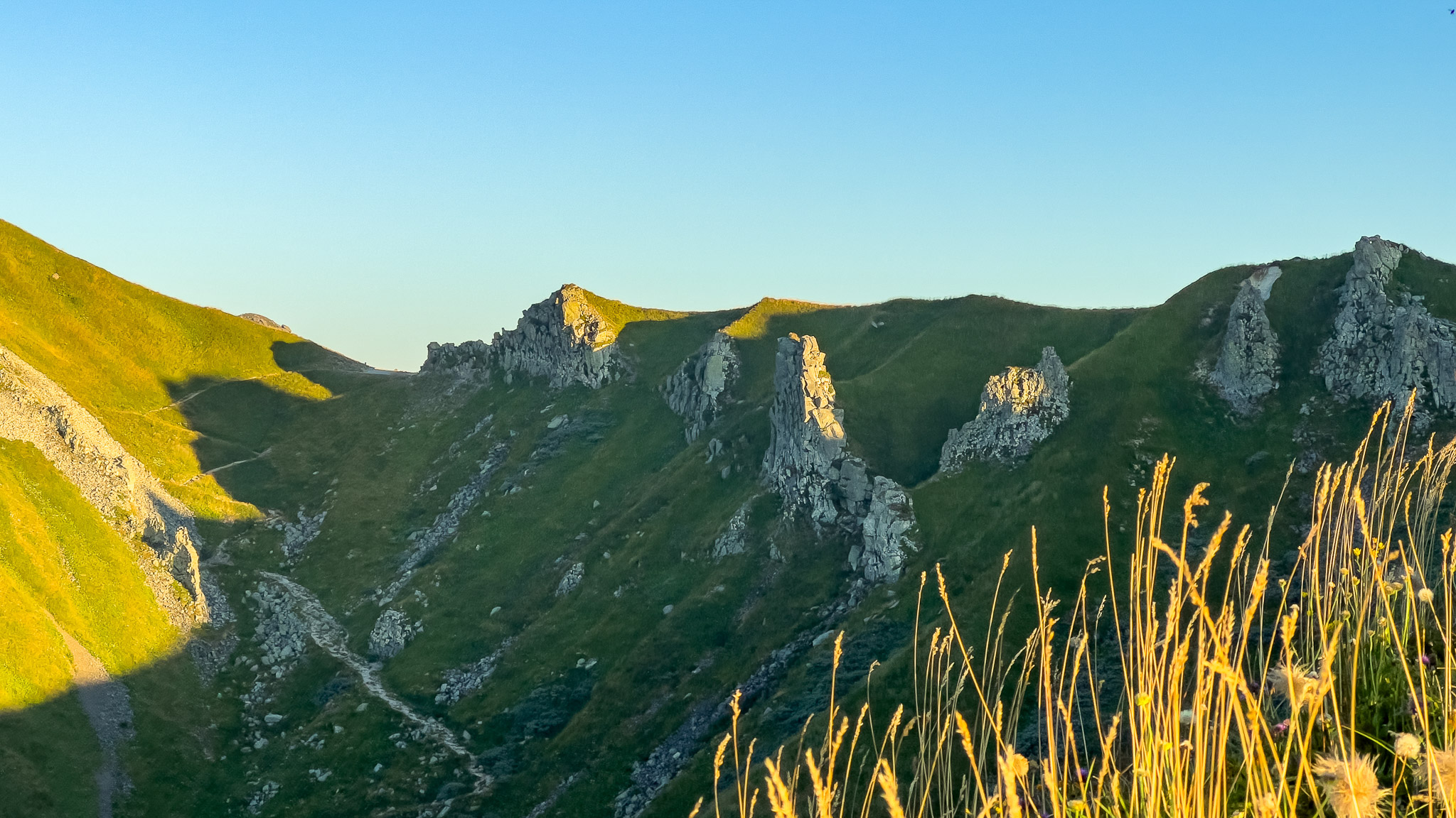 Val de Courre: Panorama of the Chemin des Crêtes - Tour Carrée & Puy de Cliergue