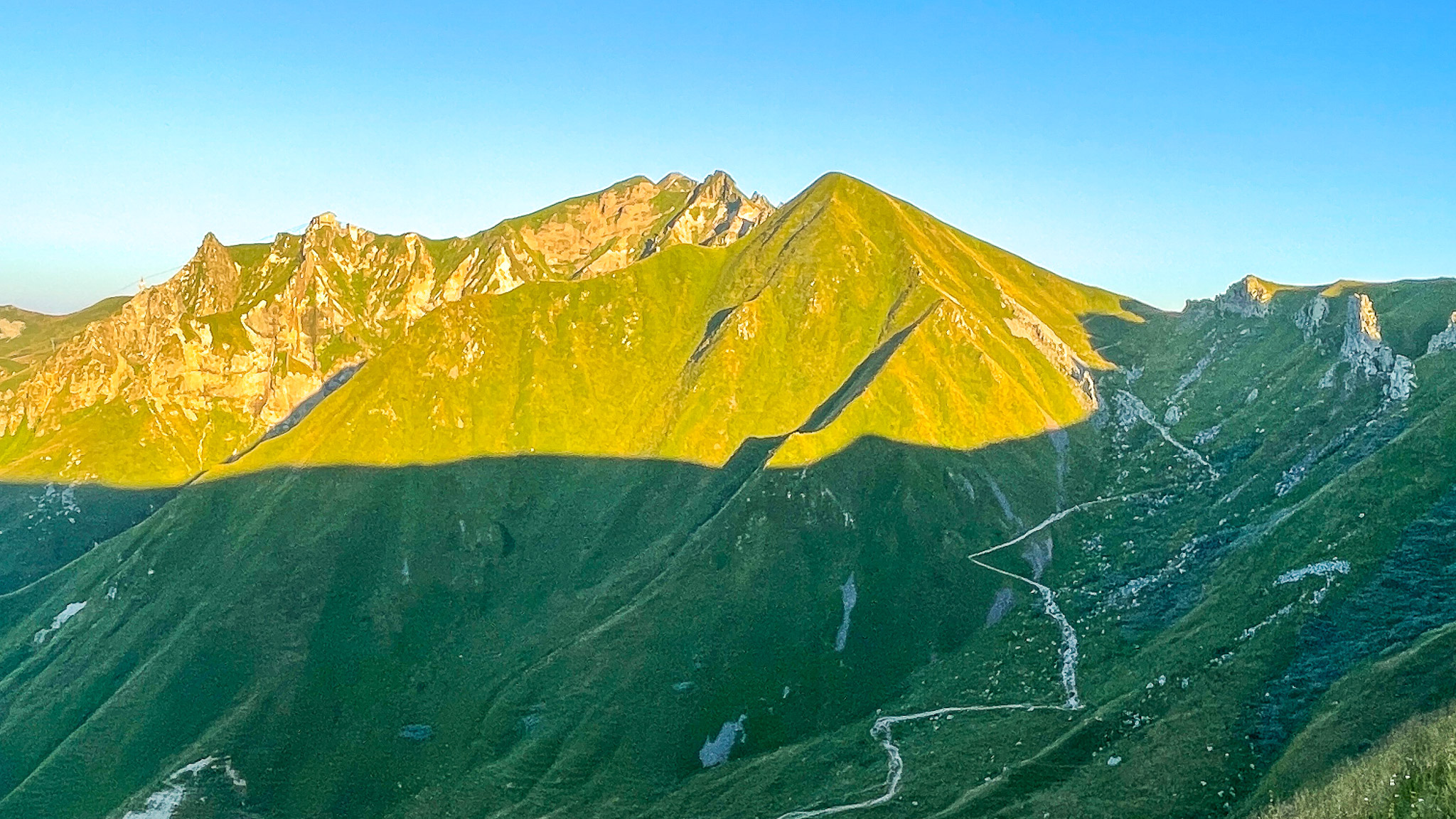 Val de Courre: Ascent to the Col de Courre - Puy Redon & Puy de Sancy in Sight