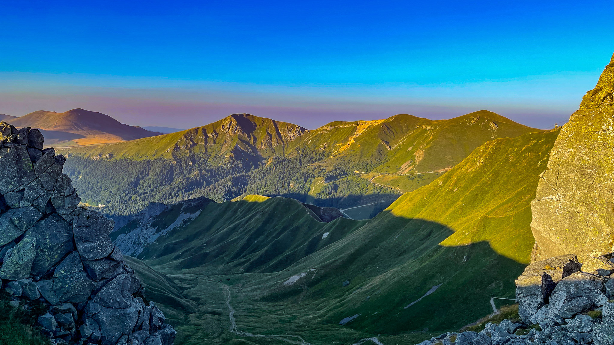 Val de Courre: Unique Panorama - Puy des Crebasses, Roc de Cuzeau & Puy de l'Angle