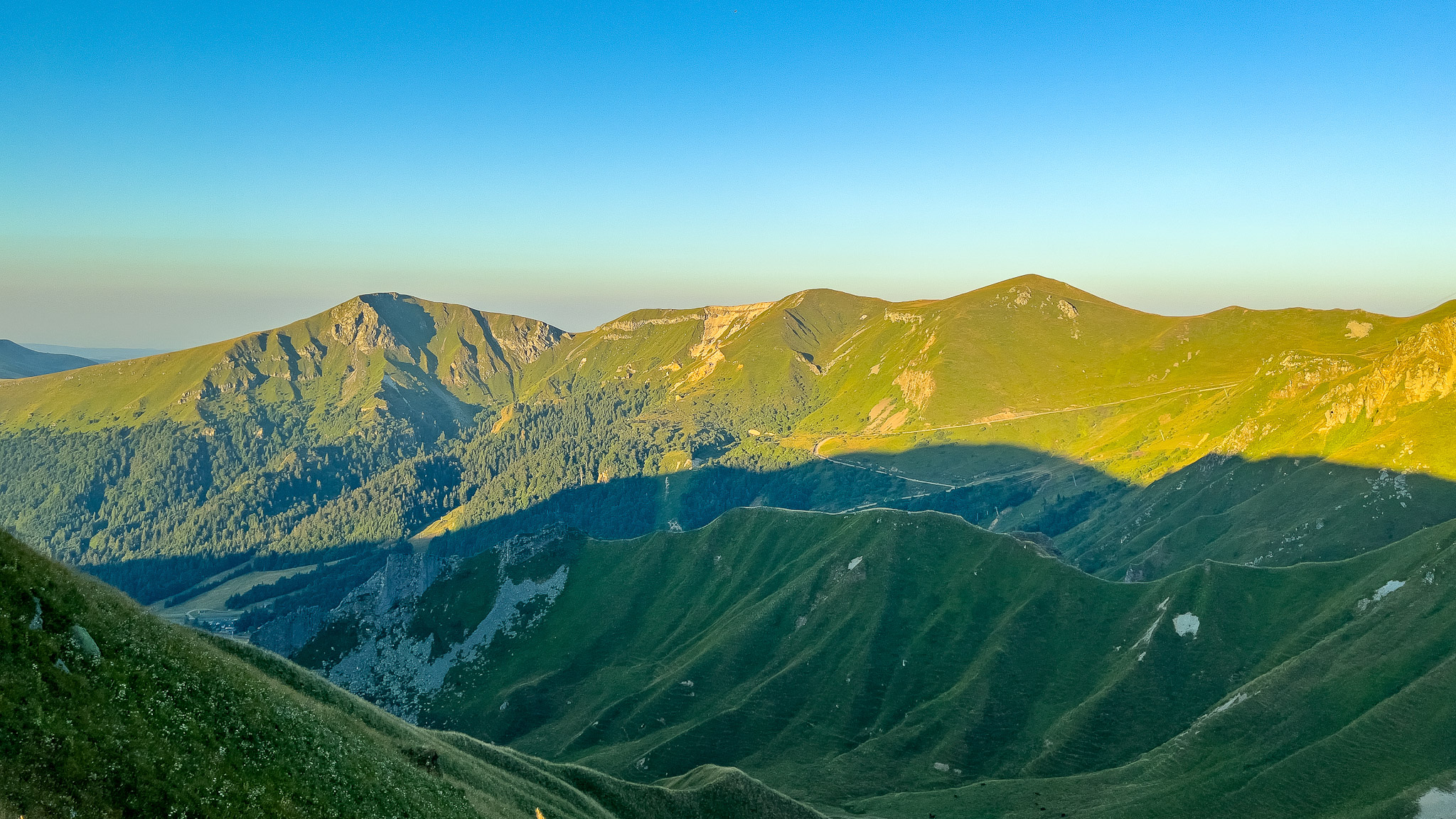 Val de Courre: Breathtaking view of the Chemin des Crêtes - Puy de Cliergue & Col de Courre