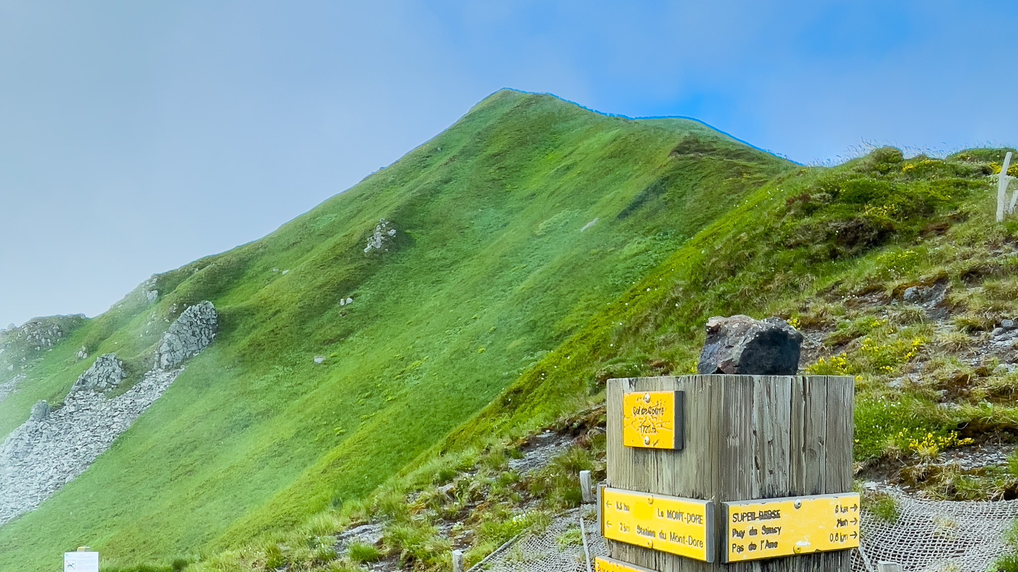 Towards Puy de Sancy: Col de la Courre, Chemin des Crêtes, Val de Courre & Vallée de la Fontaine Salée