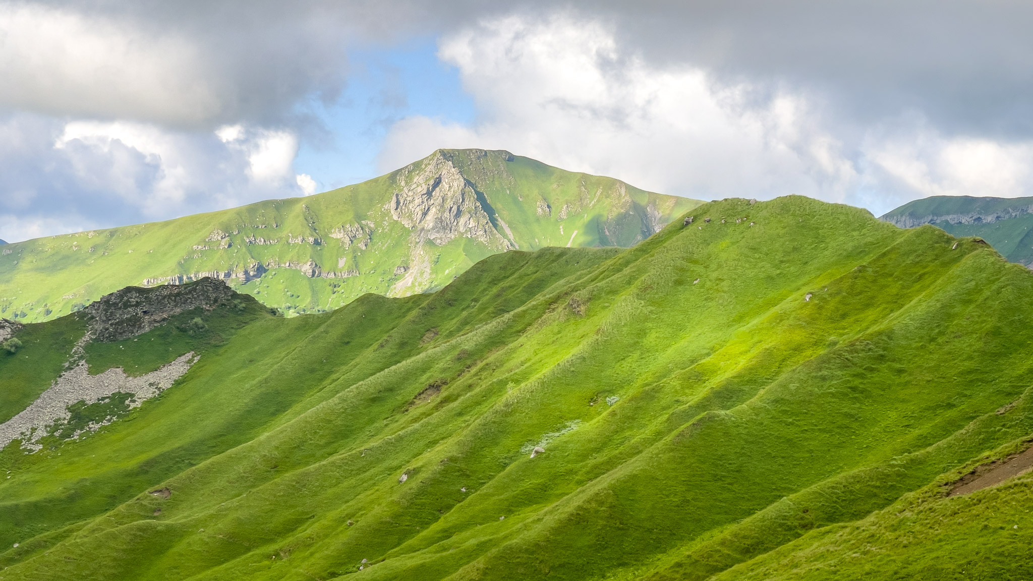 Mont Dore & Sancy Massif: Explore the Val de Courre Valley, Gateway to Puy de Sancy