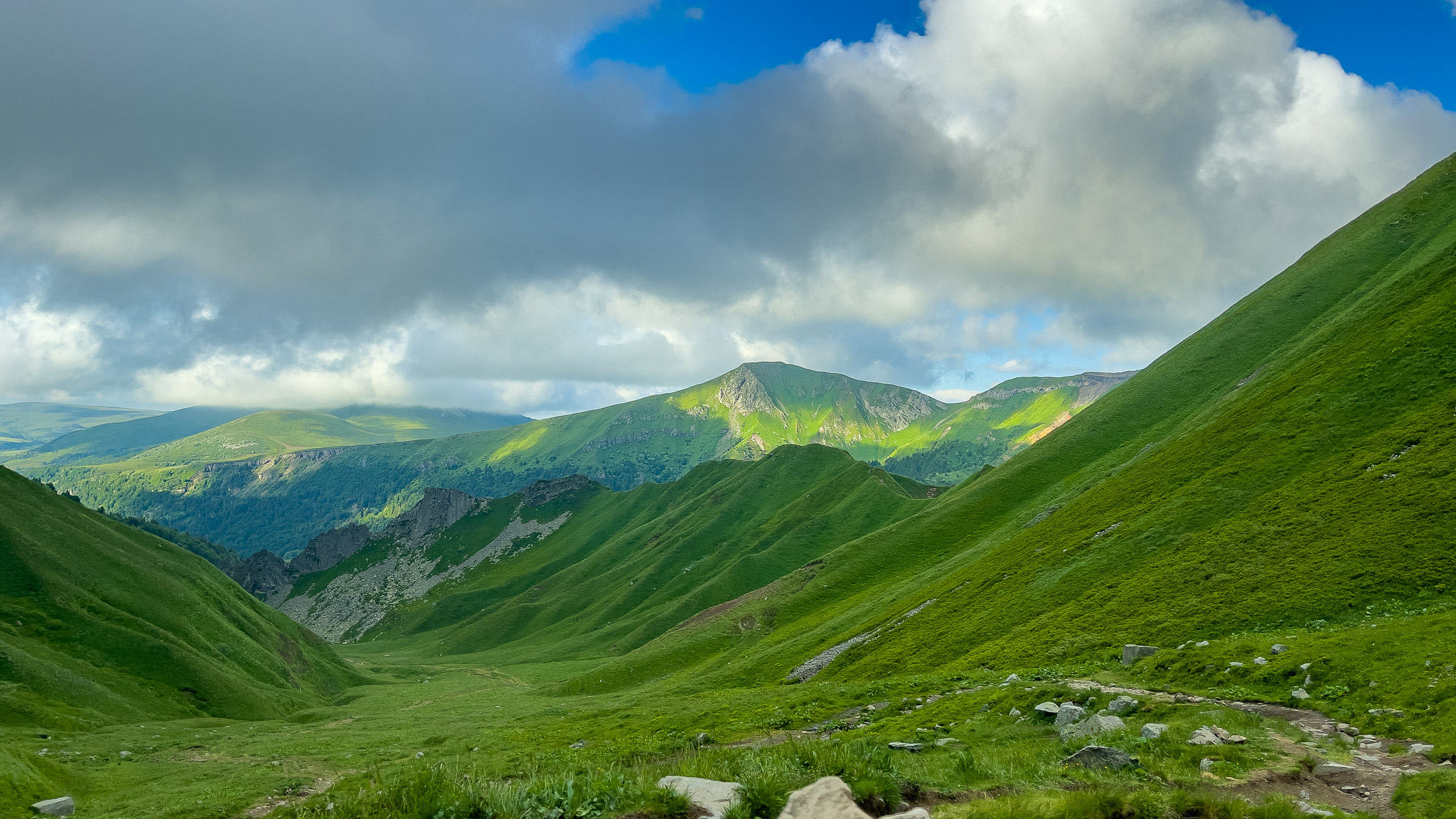 Val de Courre: Panoramic Hike - Sancy Massif, Roc de Cuzeau & Durbise Plateau