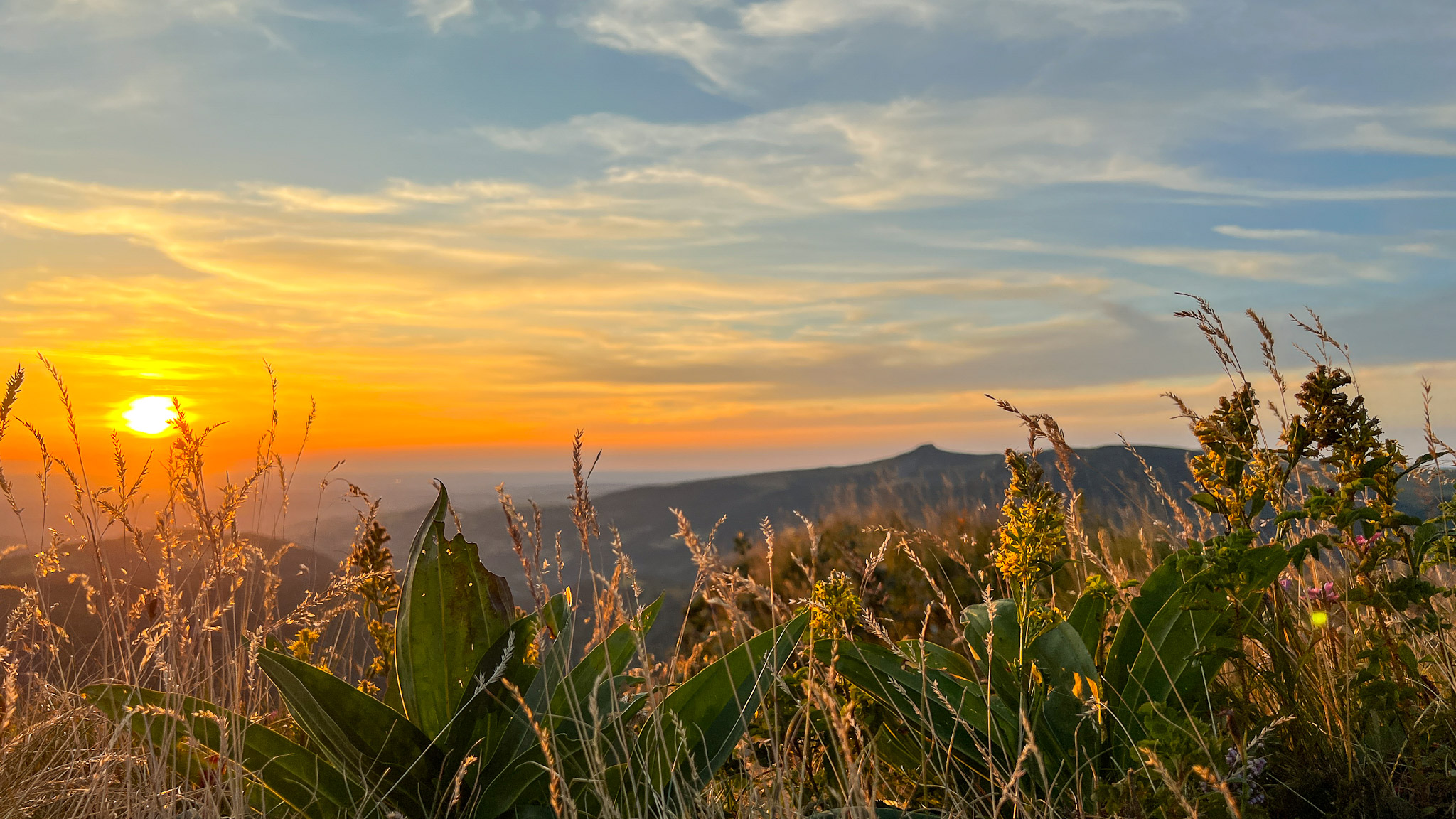 At the top of Capucin in the Massif du Sancy, admire a breathtaking sunset with a view of the Banne d'Ordanche.